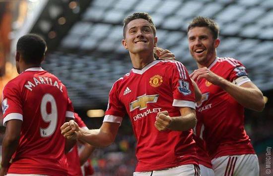 地诠释了两 地诠释了两